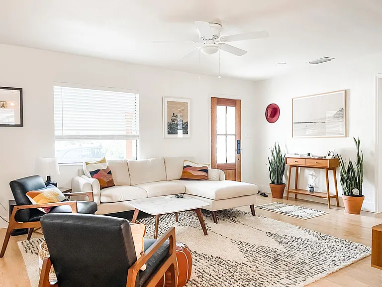 401 E Amelia Ave — Photo 4