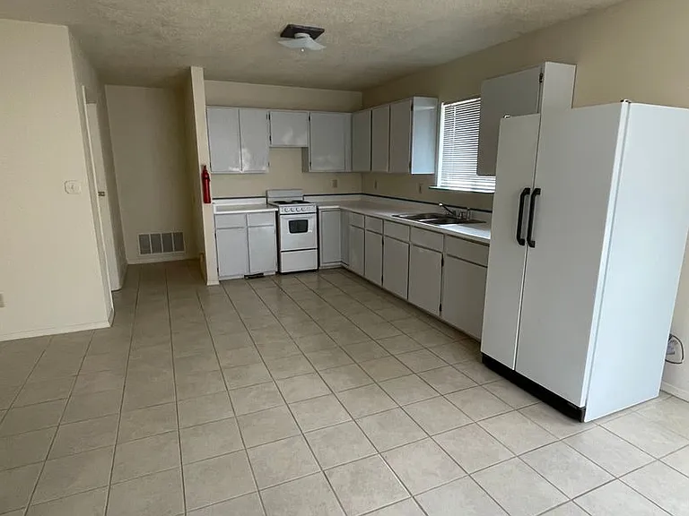 2210 W Alameda St — Photo 4