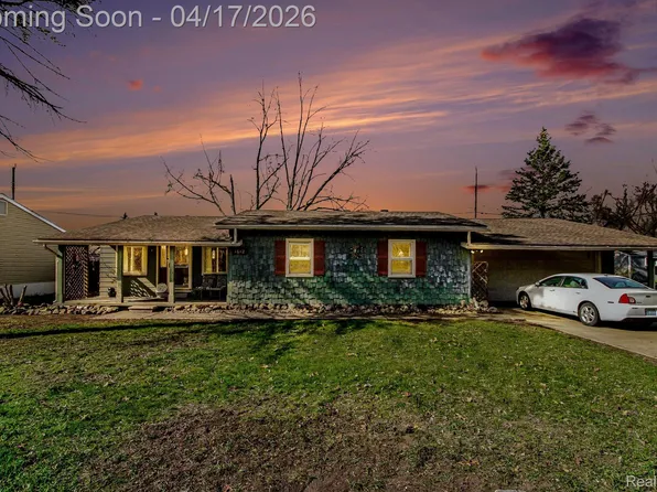 1612 Connecticut St, Wolverine Lake, MI 48390