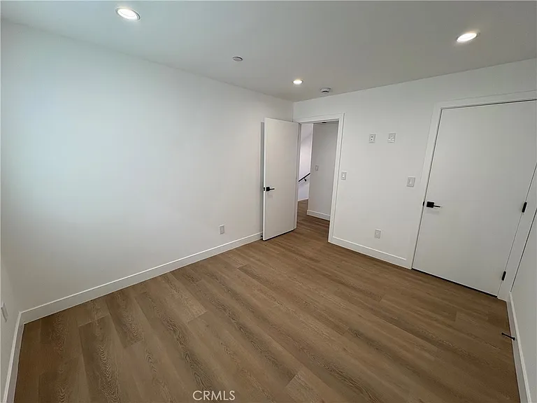 14165 Calvert St — Photo 14