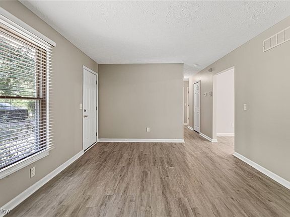 5th image of 3741 Globe Ave