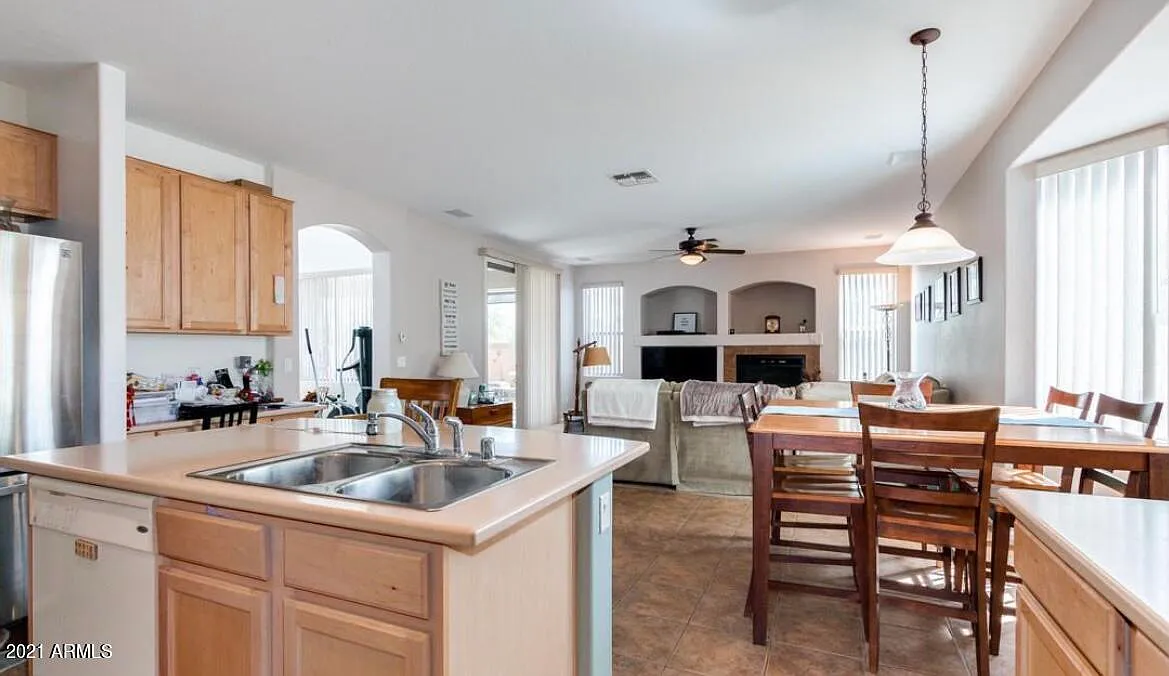 5 bed, 3.0 bath, 2848 sqft, $2,795 — Photo 3