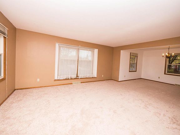 3rd image of 1032 Canterbury Ln