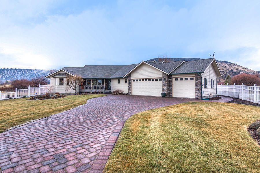 1st image of 207 SW Meadow Lakes Dr
