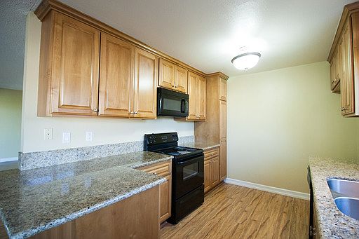 2nd image of 215 Euclid Ave APT 212
