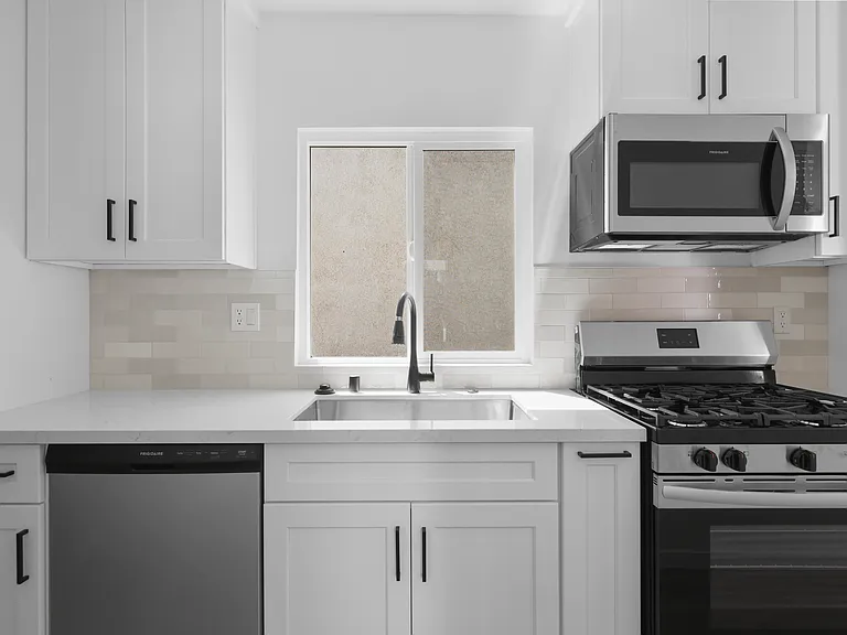 1214 S Mariposa Ave #121814 — Photo 2
