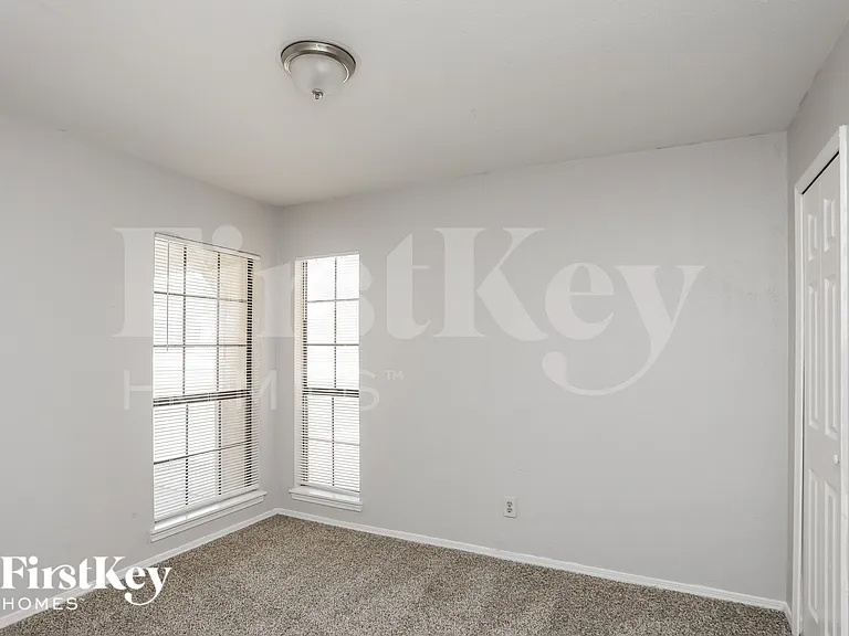 608 Nora Ln — Photo 12