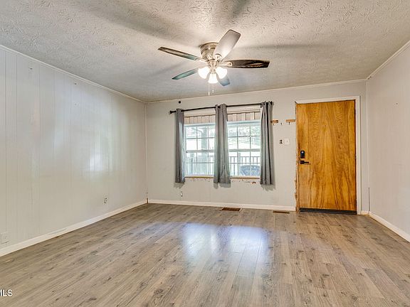 5th image of 614 Lewis Ln
