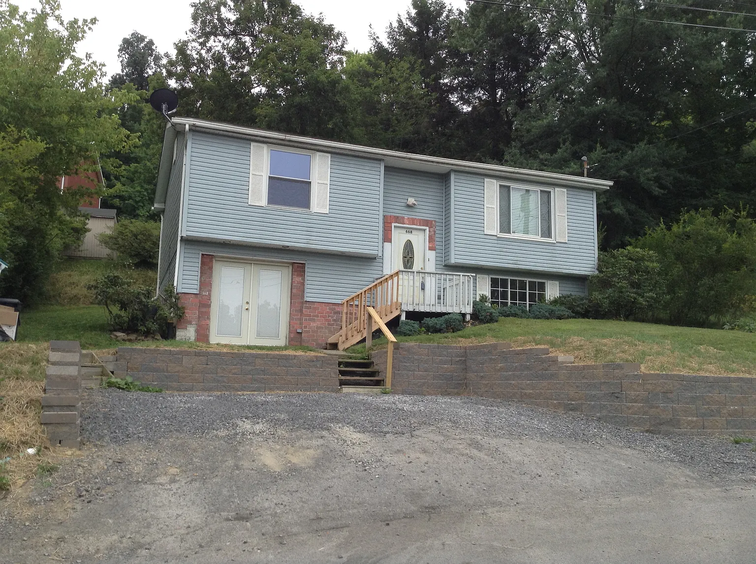 668 Easton Ave photo 1