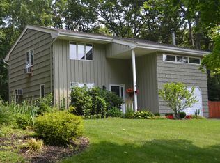 3 Centerview Trl, Ridge, NY 11961