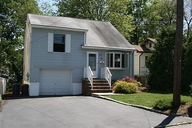 SPOTLESS SPLIT VINYL SIDING,PAVED D-WAY, NEWER WINDOWS,BEAUTIFULLY LANDSCAPED