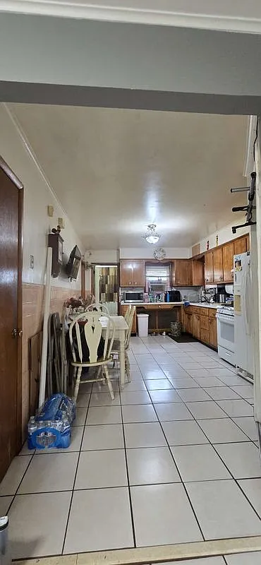 3 bed, 1.0 bath, 800 sqft, $2,300 — Photo 1