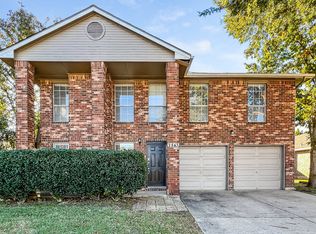 2843 Red Oak Dr, Grand Prairie, TX 75052