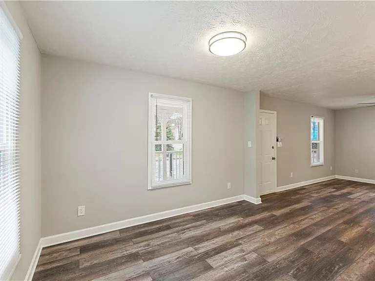 112 Tye St SE — Photo 11