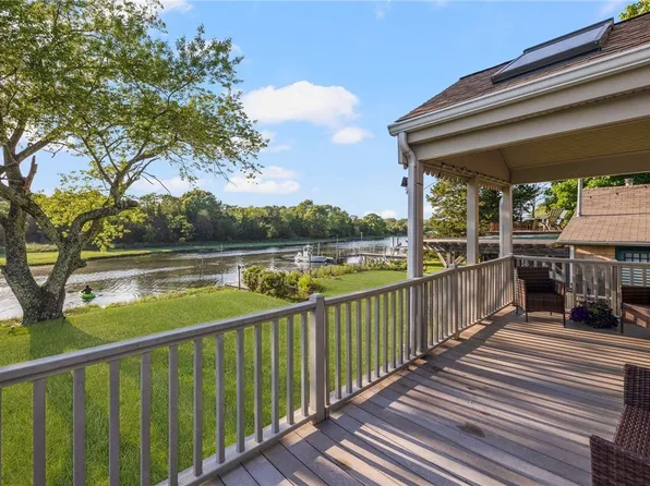 28 Enfield Ave, North Kingstown, RI 02852