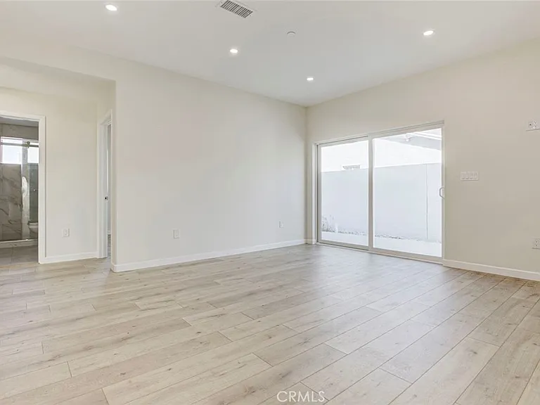 7408 Radford Ave — Photo 9