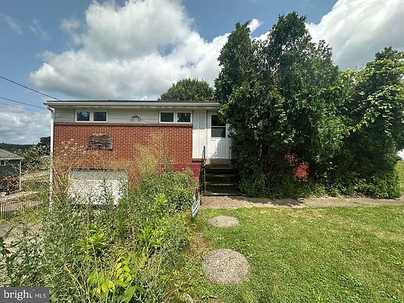 2nd image of 550 Colonial Manor Rd