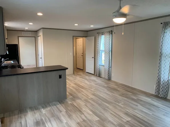 1533 Pheasant Run Dr, Flint, MI 48532
