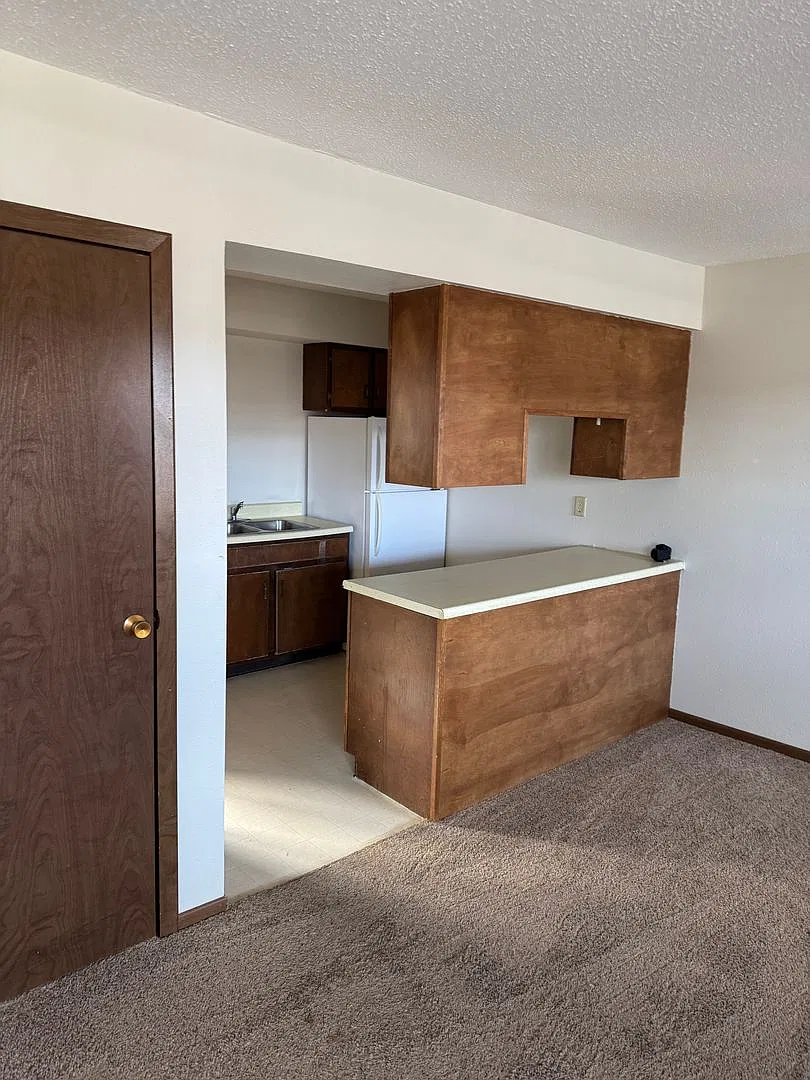 Many Rooms 1210 — Photo 1