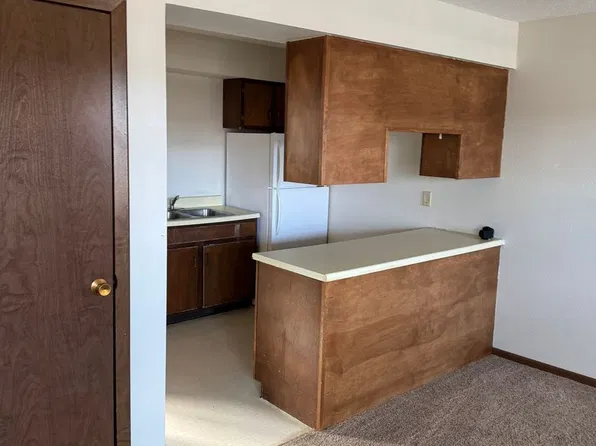 Many Rooms 1210, 1210 N 39th St #6, Grand Forks, ND 58203