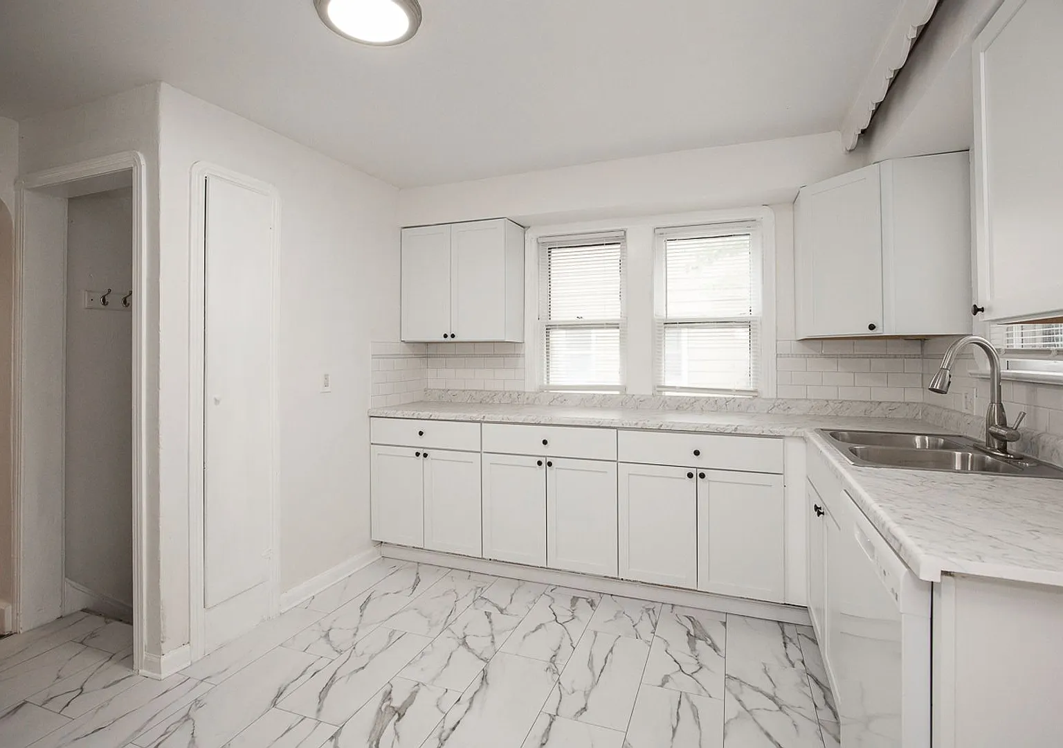3 Bedroom/2 bath Single House!! Euclid — Photo 2