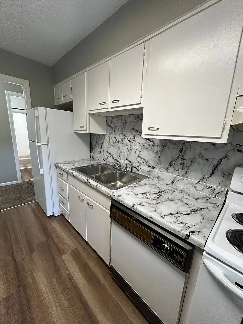 Hikes Point Apartments — Photo 4