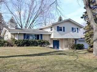 11005 N Hedgewood Ln, Mequon, WI 53092