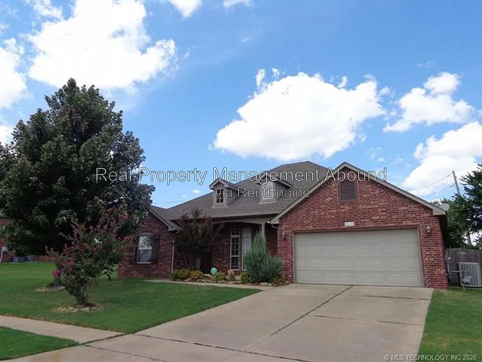 1012 W Fargo Ln