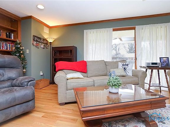 3rd image of 202 Gibson St