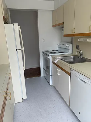 Rented by M.Grossman R.E. Management | media 24