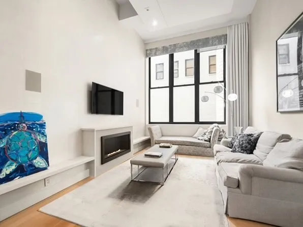 421 Hudson Street 320 image 2 of 11