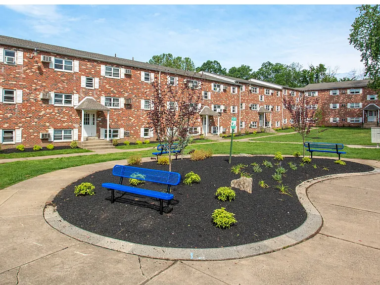 Cedar Court apartments — Photo 1