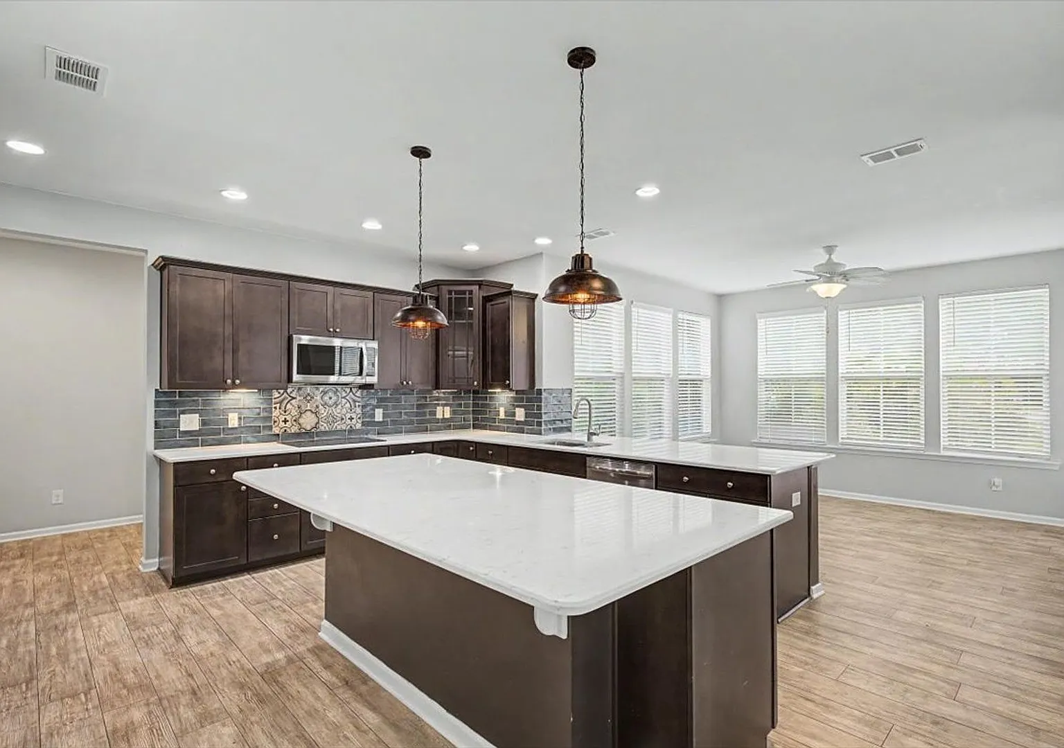 Spacious 4 Bed, 2.5 Bath in The Commons — Photo 4