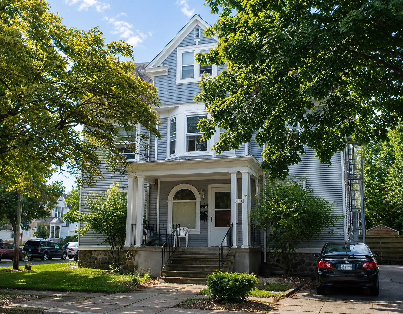 720 Catherine — Photo 2