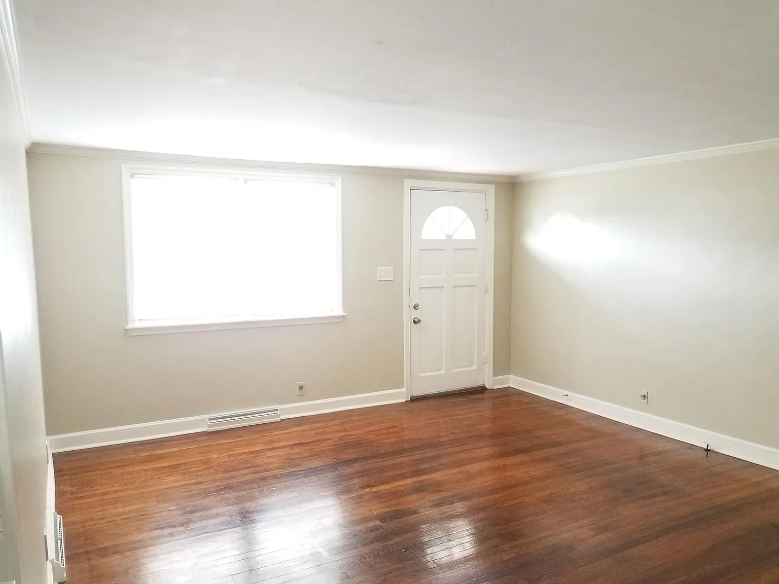 3 bed, 1100 sqft, $1,200 — Photo 3