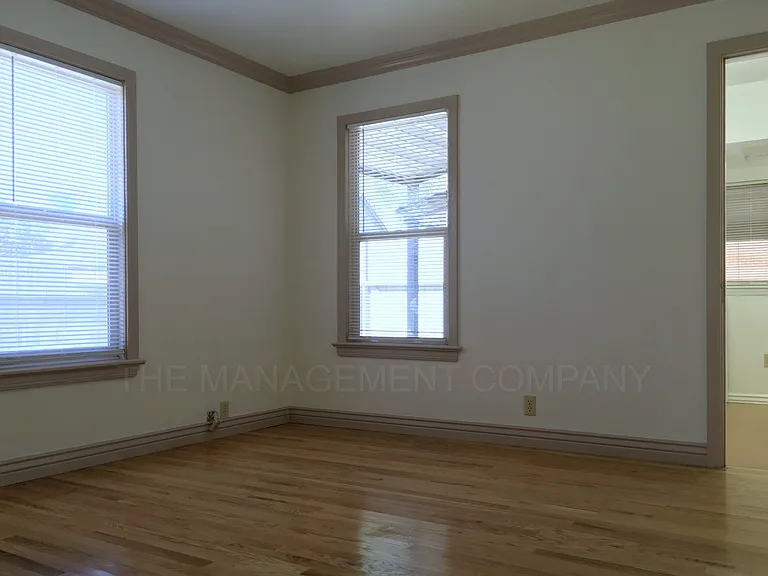 576 Addison Ave W — Photo 16