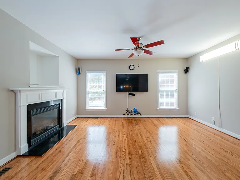 9721 Pemberton Crossing Dr — Photo 31