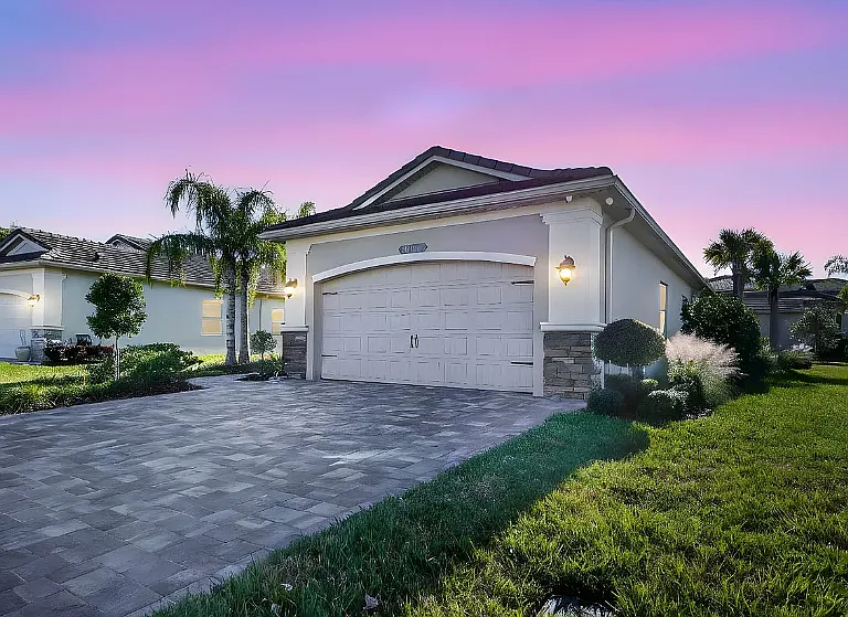 30724 Lindentree Dr — Photo 2