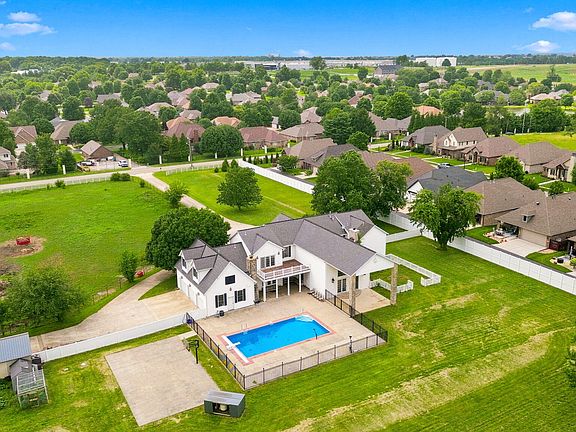 3rd image of 1132 N Farm Road 185