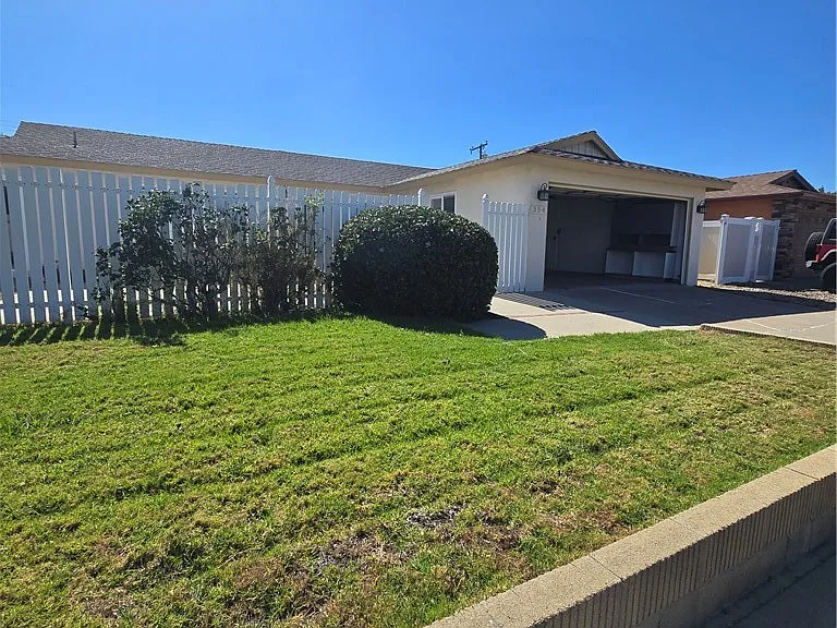 394 N Clinton St — Photo 3