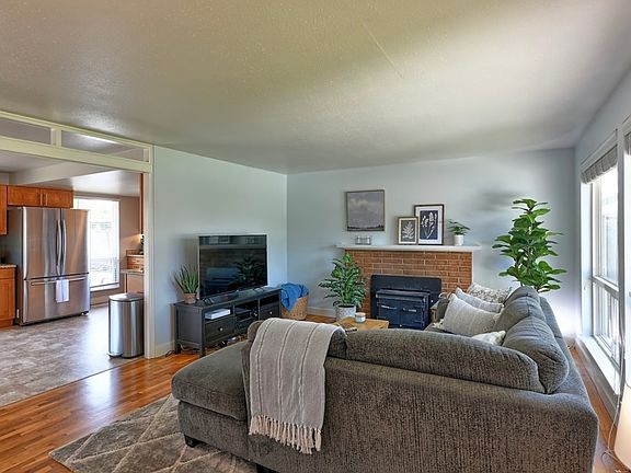 2nd image of 1052 Redmond Ave NE