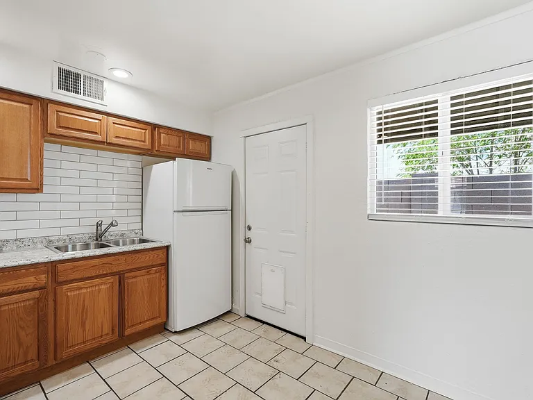 4329 N Longview Ave #10 — Photo 11
