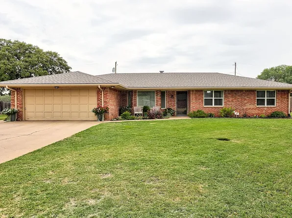 1212 N 8th St, Fairview, OK 73737