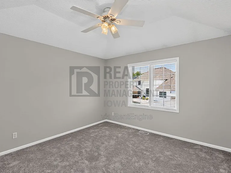 2305 NE Hanover Ct — Photo 23