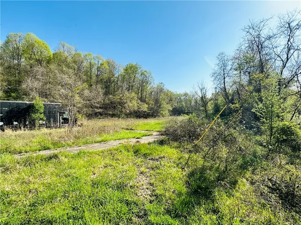 22 Manor Dr, Elizabeth, PA 15037