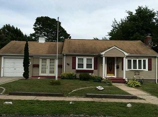 98 Lakeside St E, Riverside, RI 02915