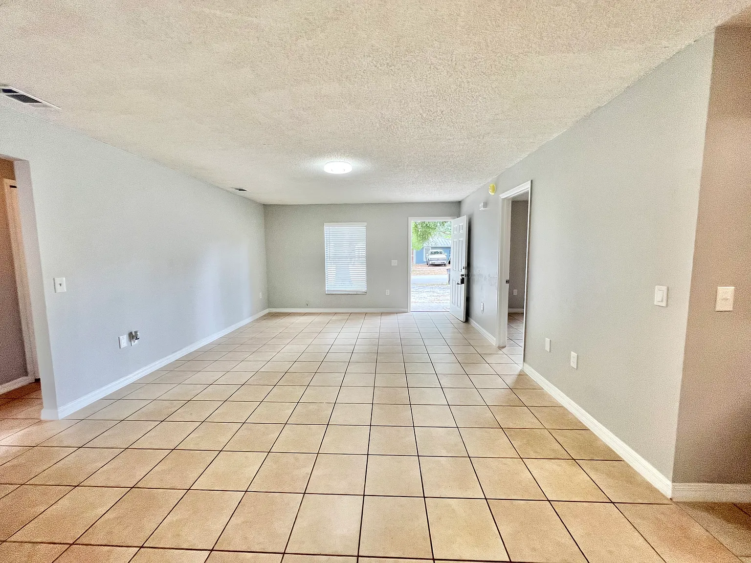3 bed, 1060 sqft, $1,950 — Photo 4