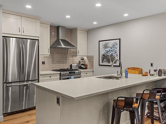 4th image of 707 NE Spring Creek Dr #102