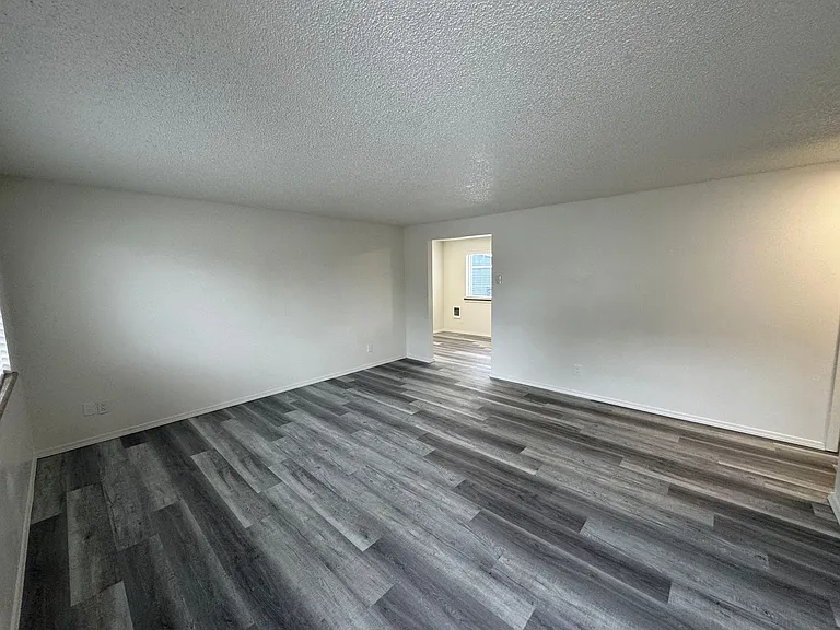 385 NW 6th St — Photo 3