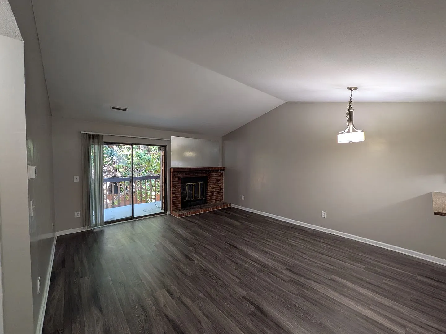 Spacious 2 Bed 1 Bath Condo in Aurora! Available Now! — Photo 3
